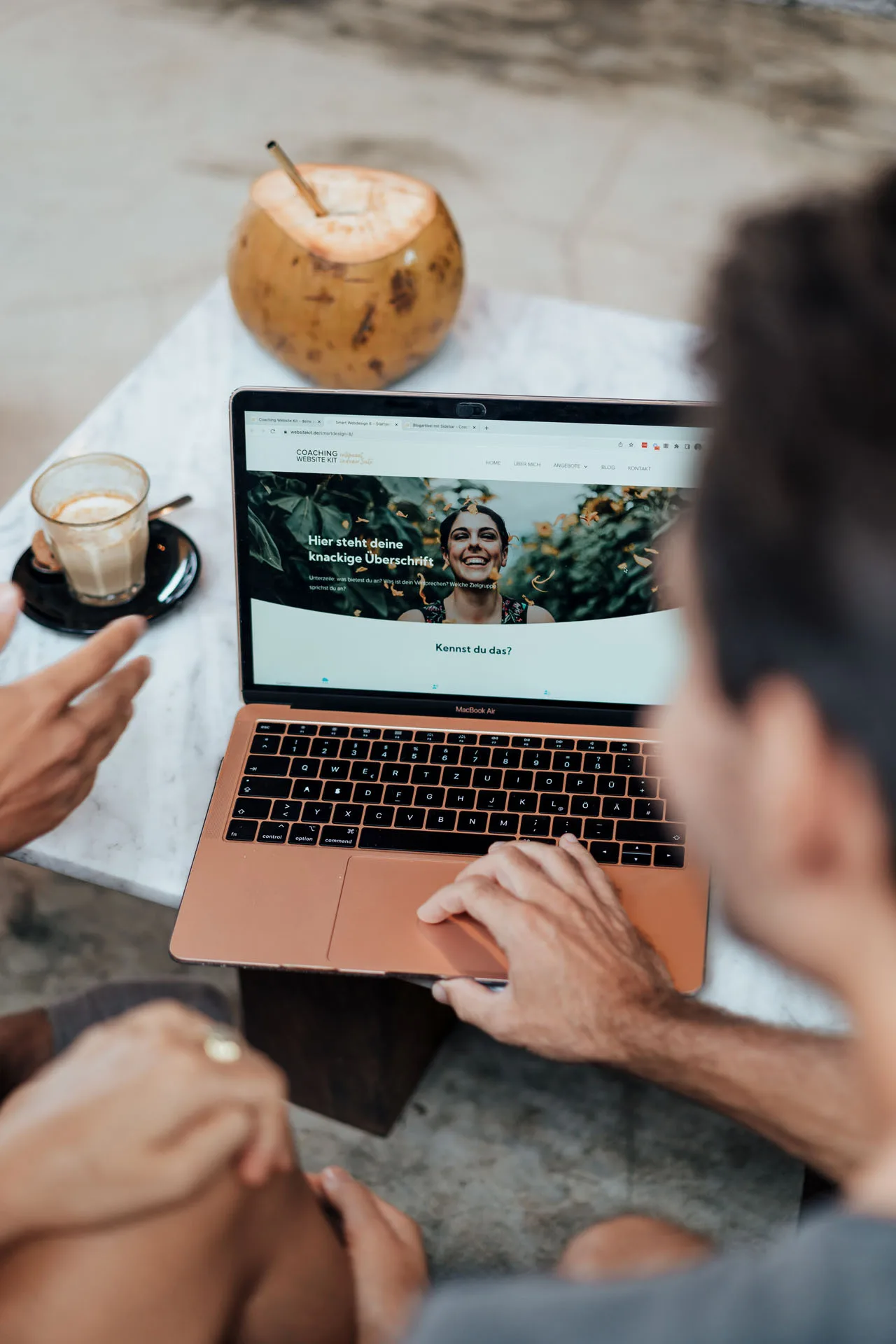 Webdesign-Projekt am Laptop: Startseite einer Coaching-Website