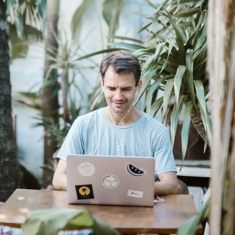Matthias Hahn bei der Arbeit am Laptop